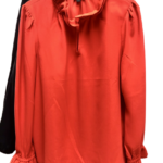 Camisa roja con cuello de vuelo